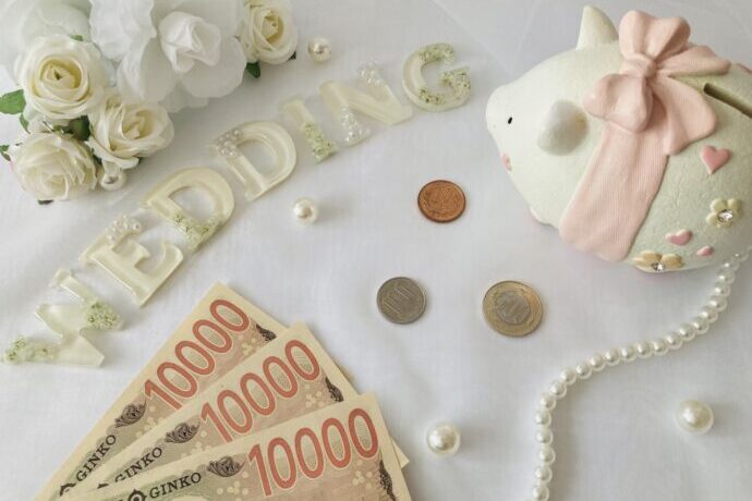 画像：結婚式をイメージしたオブジェと1万円札