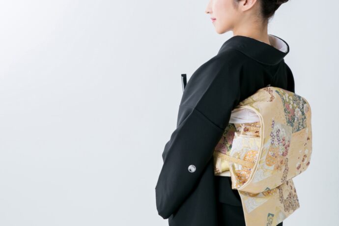 画像：黒無垢を着た女性