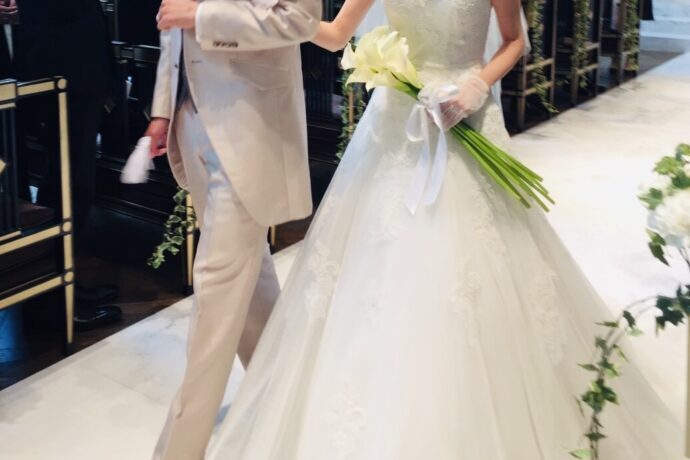 画像：腕を組んでバージンロードを歩く新郎新婦