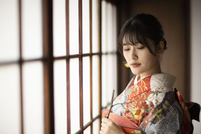 画像：振袖を着た女性の前撮り写真