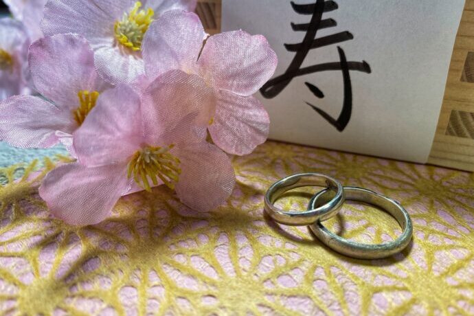 画像：結婚指輪と桜の花