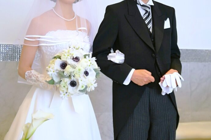 画像：父親と手を組んで入場する花嫁