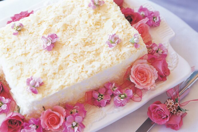 画像：ピンクの花があしらわれたケーキ