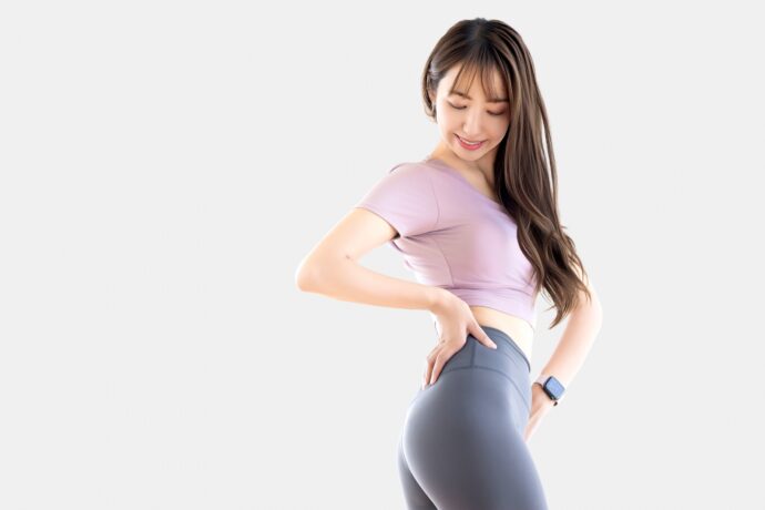画像：ボディチェックする女性
