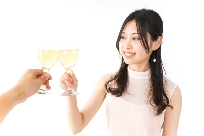 画像：白ワインで乾杯する女性