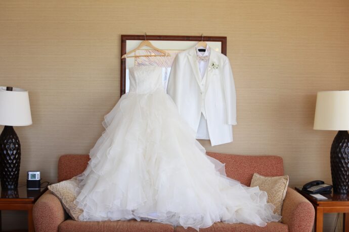 画像：ハンガーにかけられた婚礼衣裳