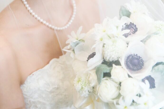 画像：パールネックレスを付けた花嫁