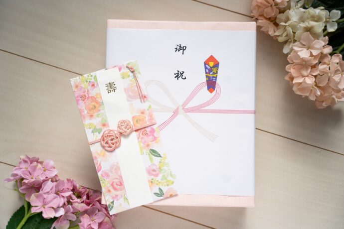 画像：ご祝儀袋とのしがかかった箱