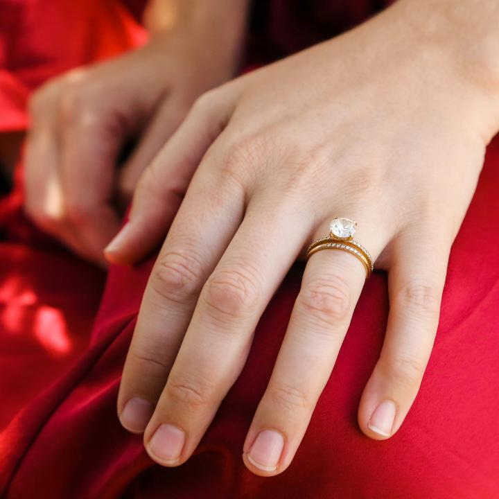 婚約指輪と結婚指輪を重ね付けしたい！ メリットやデザインの選び方