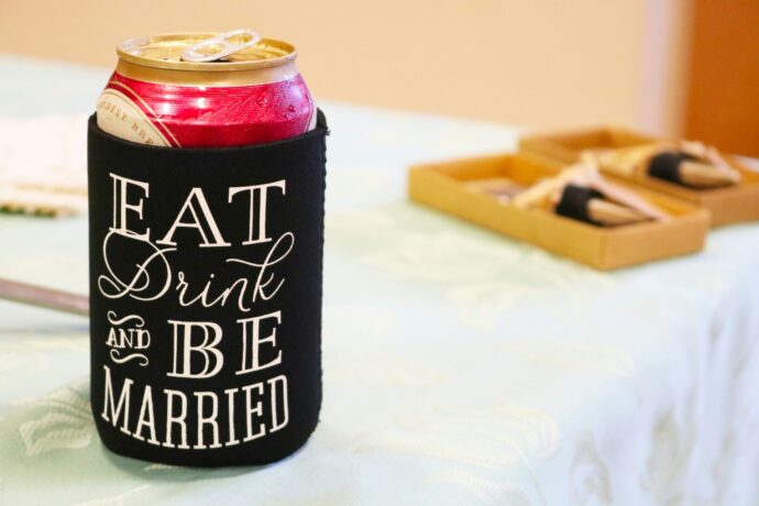 画像：EAT Drink And BE MARRIED と書かれたラベルが巻かれたジュース缶