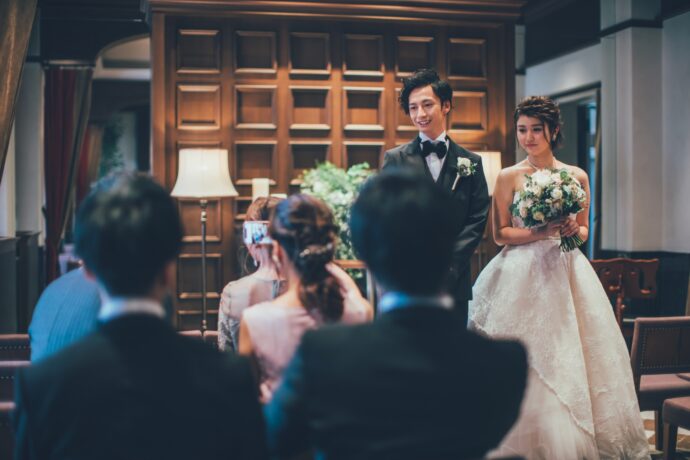 画像：バージンロードを歩く新郎新婦