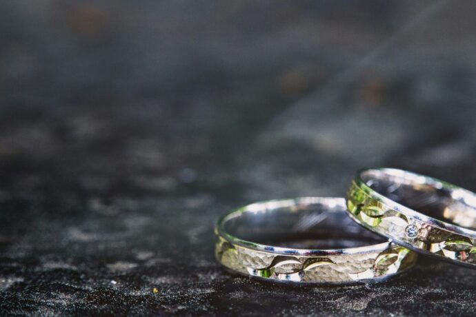画像：黒っぽい岩の上の結婚指輪2本
