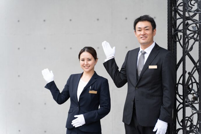 画像：男女のホテルマン
