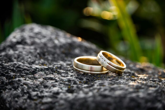 画像：岩の上にある2本の結婚指輪