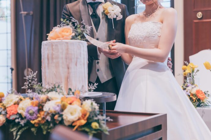 画像：ケーキカットを行う新郎新婦