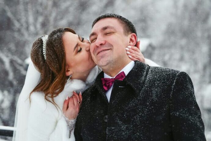 画像：雪の中新郎にキスする新婦