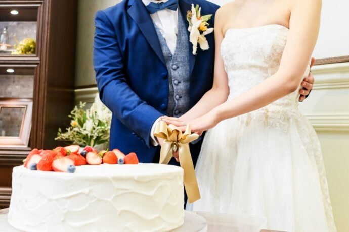 画像：ケーキ入刀する新郎新婦