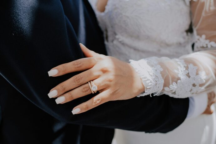 画像：結婚指輪と婚約指輪を着けた花嫁
