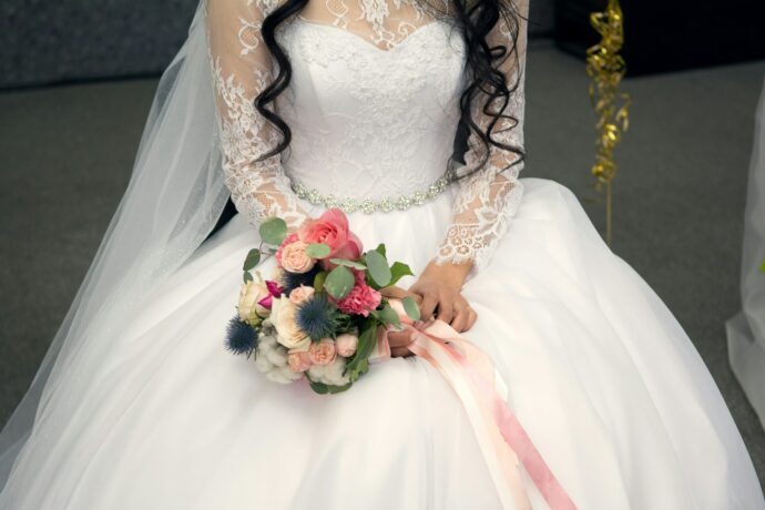 画像：長袖のドレスを着た花嫁