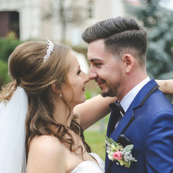 【新郎必見】結婚式で着るタキシードは何色が良い？人気のカラーと選び方のコツ