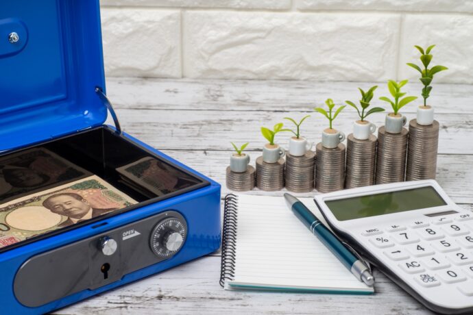 画像：金庫と小銭、電卓