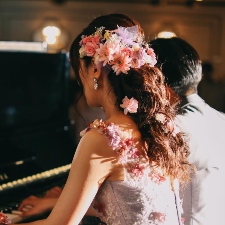 ゲストに負担をかけない結婚式の余興は？ 新郎新婦が行う演出15選
