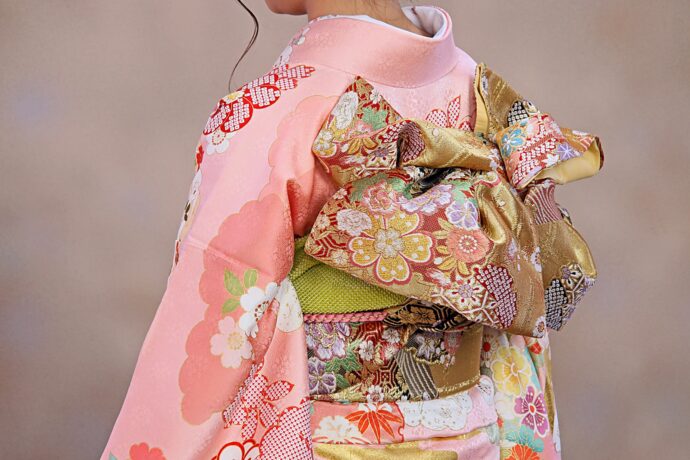 画像：振袖を着た女性の後ろ姿