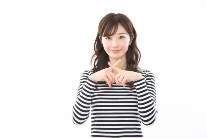 画像：バツ印を作った女性