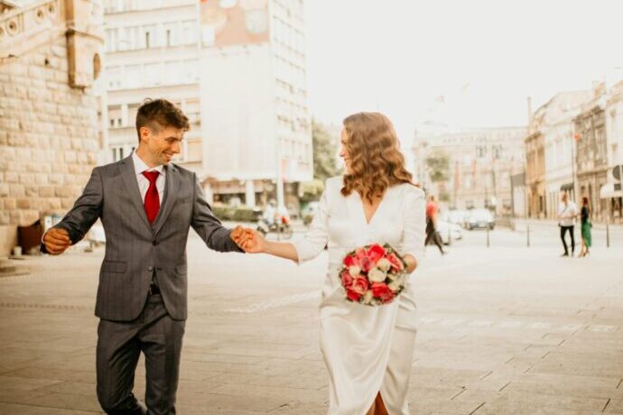 画像:手を取る新郎新婦
