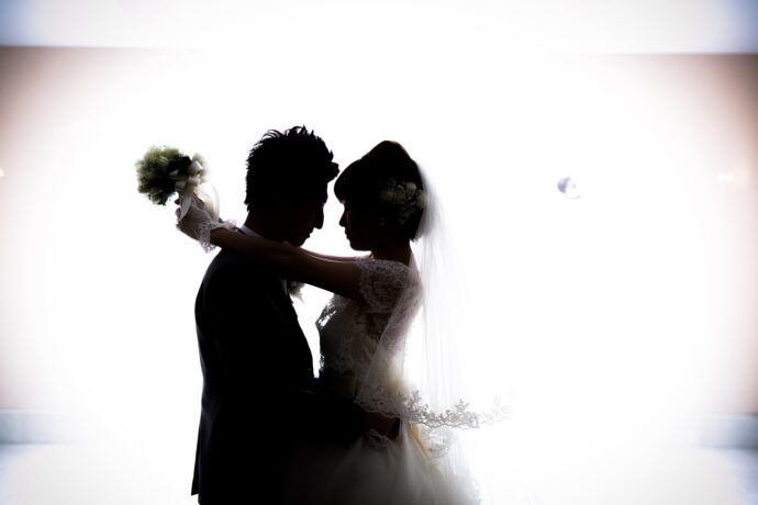 画像:抱き合う新郎新婦のシルエット