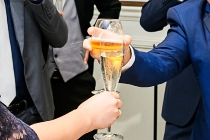 画像：乾杯するゲスト