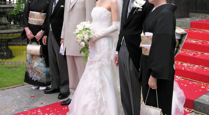 画像:家族と並び立つ新郎新婦