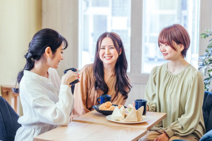 画像：談笑している女性