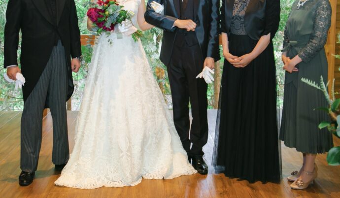 画像:家族と新郎新婦の集合写真