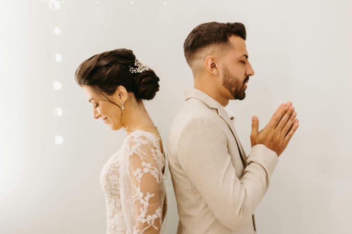 画像:背中を合わせて目を瞑る新郎新婦