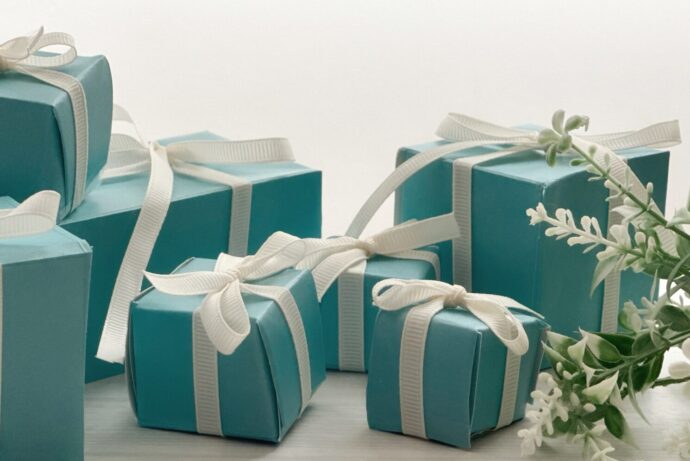 画像:ターコイズブルーのプレゼントボックスたち