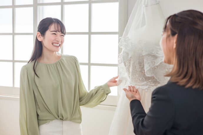画像：ドレス選びしている女性