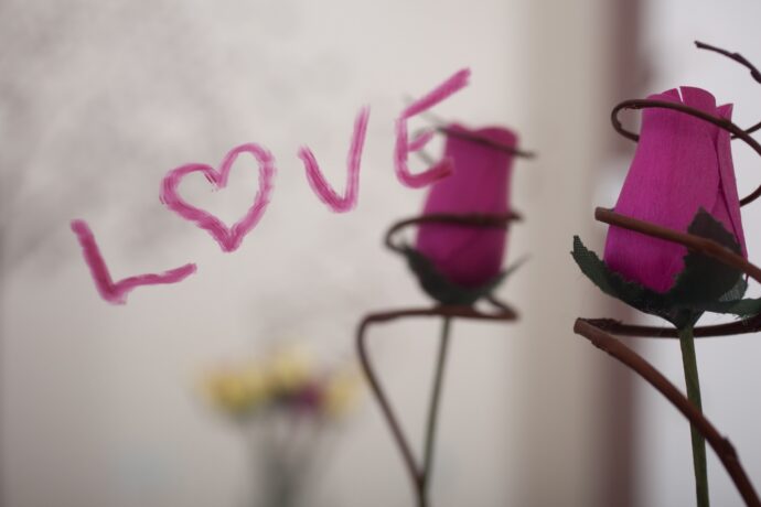 画像:鏡に書かれたLOVEの文字