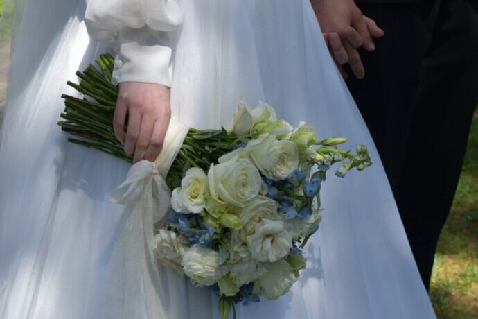 画像:ブーケを持つ花嫁