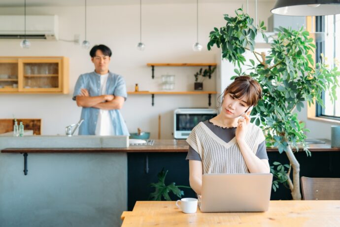 画像：腕組みする男性とパソコンの前で小首をかしげる女性
