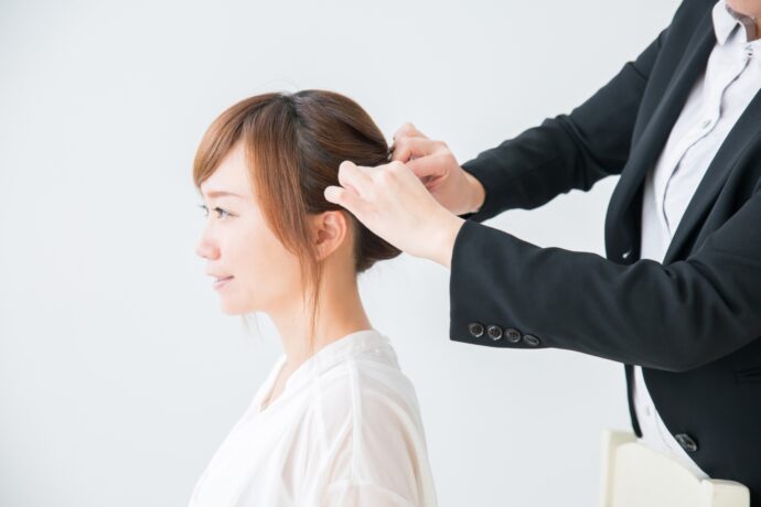 画像：ヘアセットしてもらっている女性