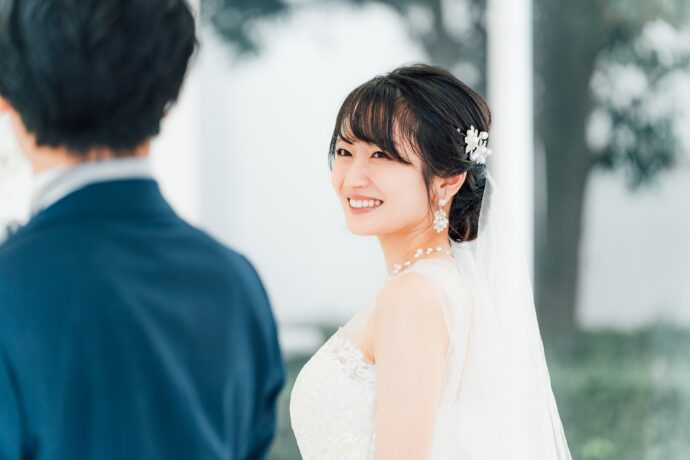 画像：花婿を見て微笑む花嫁