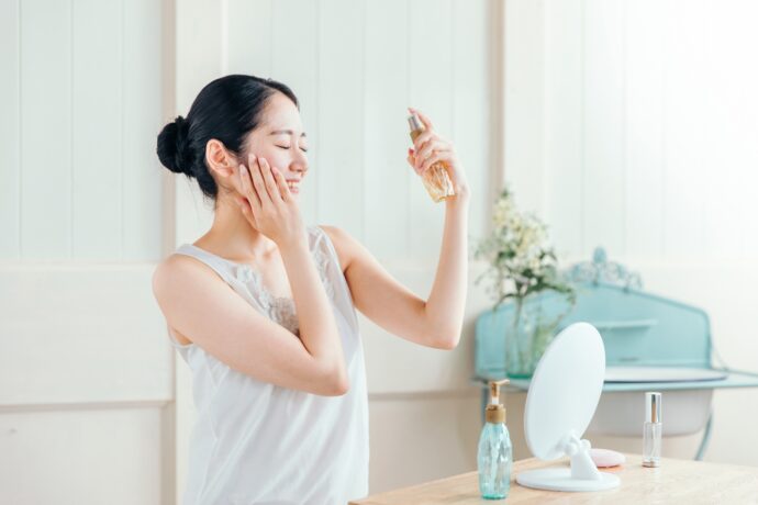 画像：保湿する女性
