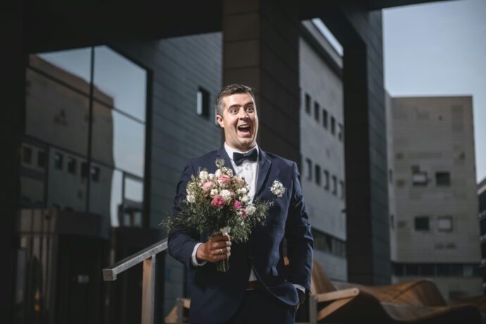 画像:驚いた顔の新郎