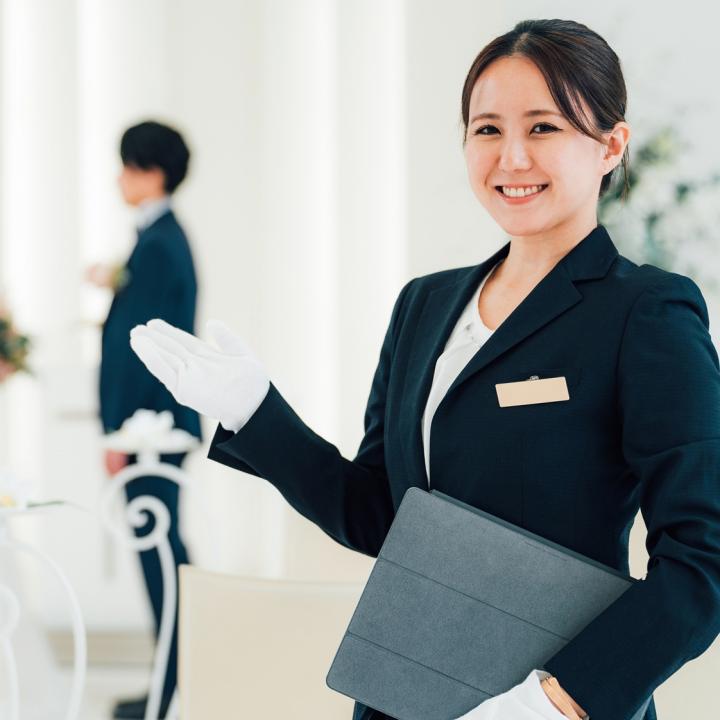 ブライダルフェアや結婚式場を見学するときの服装は？