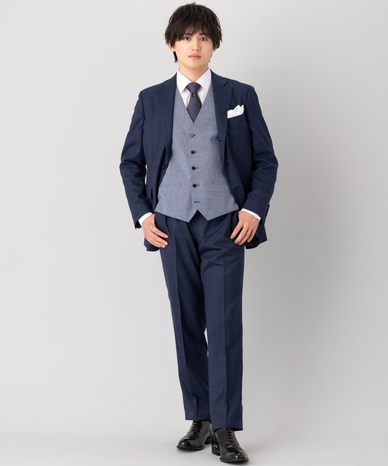 画像：ネイビーのスリーピーススーツ