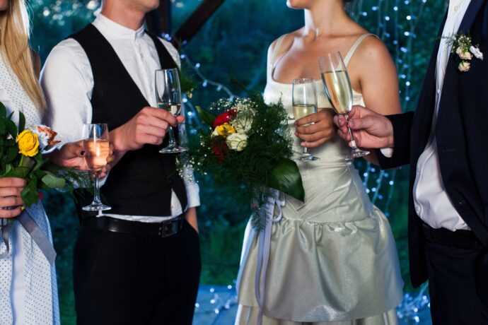 画像：友人と乾杯する新郎新婦