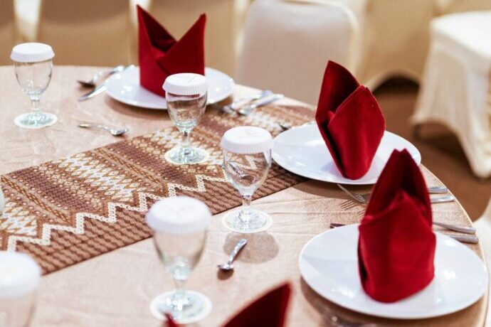 画像:赤いナプキンのテーブルコーディネート