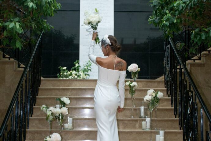 画像:階段でポーズを取るスレンダーな花嫁