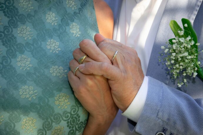 画像：結婚指輪を着けて強く握った手